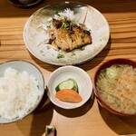 しんのすけ - ぶり炭焼き(タレ)、白めし(みそ汁・ぬかづけ付)
