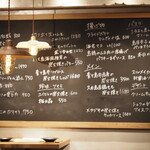 炭火焼き離島酒場ウタとルリ - 入口横の黒板にも