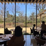 285769912 - 外には広場？が見えます
