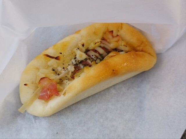 焼き立てパン詰め合わせ♪限定♥国産ローストBEEF＆惣菜＆菓子Special♥ こちらは4月9日のオープン前の様子。 ほぼ定番商品になりつつ