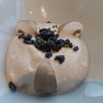 フィリップ・ミル 東京 - マッシュルームの泡のムース （竹炭入りクルトン）