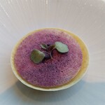 フィリップ・ミル 東京 - アミューズ：紫芋のタルト （自家製オリーブ入り）