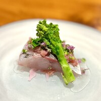 馳走西健一 - ❷活け締め 游がせ鯵のマリネ、山椒オイル
                      〜思わず笑ってしまう大きなサイズの鯵はねっとりとした弾力が旨味を表している。紫キャベツのサラダ、菜の花、レッドオニオンのソースで