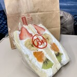 비! 후루츠 샌드위치 - 4종 과일 샌드위치 ￥580(세금 포함)