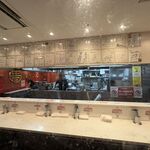 蒙古タンメン中本 - 店内と厨房の様子