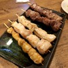 やきとん えん家 - 左から、ワニ・鶏ムネ・鶏ムネ・カシラ・ハラミ