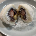 御菓子司　梅のや - 生クリームがあんこ、フルーツを包み込む