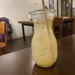 ヤムヤムカデー - ニンブソーダ（スパイスに目がぱちくりする美味しさ）