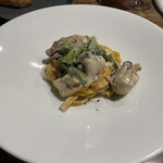 Motivo ワインと料理 - 牡蠣と菜の花のクリームソースタリアテッレ