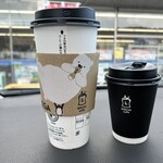ローソン - ドリンク写真:私の「カフェラテメガ」と相方の「コーヒーS」の比較www