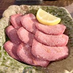 焼肉・ホルモン うした - 塩タン　何と一人前で9枚！！