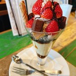 パステルカフェ 上野マルイ店 - とっても映えるぜ、いちごチョコ…(๑′ᴗ‵๑)♡