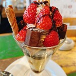 パステルカフェ 上野マルイ店 - たっぷり苺のショコラプリンパフェ。税抜1600円。