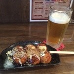 たこ焼き 上木家 - ソースたこ焼きとキンキンに冷えた生ビール。