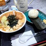 ほびーい喫茶店 - とじうどんカツ(値段お任せ)。
      大きなツナマヨのおにぎり 250(税込)。