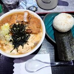 ほびーい喫茶店 - とじうどんカツ(値段お任せ)。
      大きなツナマヨのおにぎり 250(税込)。