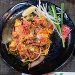 炭火焼肉 漢前 - 令和7年2月 ランチタイム(11:30〜14:00)
      タイ風焼きそば 税込850円
      スープ、アイスコーヒー、フルーツ付