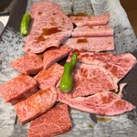 和牛亭 仁 - 上肉盛り合わせ　ヒウチ（右上）2枚と焼き野菜は先に網に乗せてしまいましたサーロイン（左上）、上カルビ（左下）、上ロース（右下）だったかな？