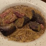 パスタバル MiKiYA's - ブラックペペロンチーノ 990円　ナス 220円　ベーコン 330円