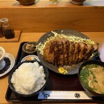 とんかつ しお田 - たっぷりロースカツ御膳と塩辛（2025年2月15日撮影）
