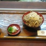 志津原 - 「おろしそば」500円　　大きな木のお盆で運ばれてきます。蕎麦が小さいのではなく、お盆が大きいのです。