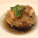 四季乃 - 揚げ物  丸茄子をくりぬいて使った器にいろいろな揚げ物が入っています。トッピングに大根下ろし、そして天つゆがかけられています。美味しい☆*:.｡. o(≧▽≦)o .｡.:*☆