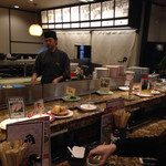 Sushidokoro Kaku - 回転寿司ですが、カウンターが動いてる感じ。