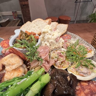 まずは4～5種の前菜を楽しめる「おまかせアテ盛り」を