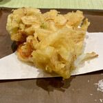 魚と炭と 濵さき - 春だ苦いぞ！天ぷらは蕗の薹と海鮮のかき揚げ（海老、帆立、玉ねぎ、蕗の薹）