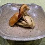 魚と炭と 濵さき - 出汁がしゅんでしっとりしてるけどちゃんとスモーキーな牡蠣の燻製