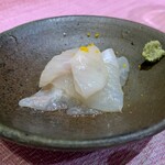 魚と炭と 濵さき - しっとりヒラメの昆布締め、振り柚子