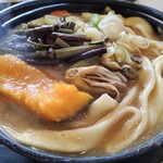 甲州ほうとう小作 - 牡蠣ほうとうにもこんなに大きなかぼちゃが２切れも