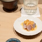 寿司つばさ - サワラ　玉ねぎのソース