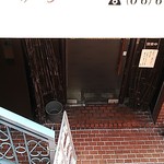 堂島かつの - 階段を降りて地下1階に店の入り口があります