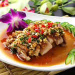 揚げ鶏肉の特製ソースかけ