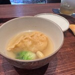 廣澤 - 灌湯餃（スープ餃子）
      餃子の中身は松葉蟹とフカヒレ
      蕾菜　ピーナッツもやし（能古島　おがわ農園）