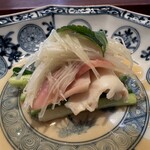 廣澤 - 北寄貝の旨味を引き出す程度の湯引き加減が素敵。行者ニンニク、白髪ネギ油、パクチーが良いアクセントです。白髪ネギ油の残りのスープも美味しすぎて飲み干しました（食いしん坊ですみません！）