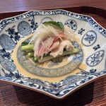 廣澤 - 北寄貝の湯引き
      行者ニンニク　白髪ネギ　熱いピーナッツ油をかけて　パクチー