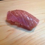 鮨旬美西川 - 
■中トロ
.
本マグロの中でも人気の高い中トロですが、スジを柔らかくする為、
包丁を入れ、さらなる柔らかさとシャリとのバランスを重視しています。
