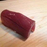 sushishumbinishikawa - 
      ■本マグロ 赤身漬け
      .
      天身の一番上の部位のみ漬けにして漬け込んでおります。
      もっちりとした食感をお楽しみください。
      