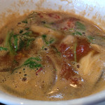 麺創 なな家 - マタギつけ麺ハーブトマト
      つけ汁
      猪白湯にトマトを合わせて、醤油の返しを使い、数種類のハーブを散りばめ