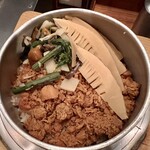 相州鳥ぎん 駅前店 - とり三色釜めし、鳥そぼろ、タケノコ、山菜の三色です！