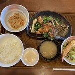ガスト - 料理写真:カキフライを連れにあげちゃった後です