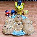 蜂蜜ぱんじゅう　松や - 蜂蜜ぱんじゅう　100円(税込)×6個　※おかしい……箱から出して、撮影すると、真っ白だよ