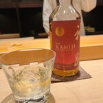 こま田 - チョコレートブラウニーと合わせた地物のウイスキー