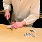 こま田 - 答志島の砂原を切り付けるところ