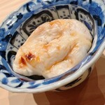 こま田 - 虎河豚の白子です。底にはシャリが潜みます。シンプルだけれど、ものが良いので抜群にウンマイ