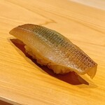 こま田 - 香川のキス。皮目を湯引きして、鼈甲仕立てで供します。内側の緑は大葉だったか木の芽だったか忘れてしまいました\(//∇//)\