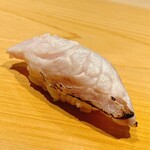 こま田 - 八幡浜の白甘鯛。サラマンダーです炙って握ります