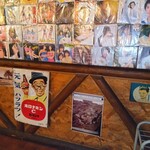 彩 - 店内インテリア 昭和の看板、昭和のアイドル